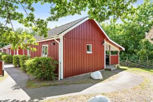 默勒First Camp Mölle-Höganäs的白色的红色房子