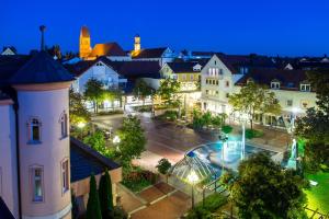 巴特沃里斯霍芬罗斯维塔柯尔酒店的享有小镇的夜间景色