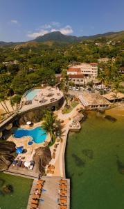 伊利亚贝拉梅塞德斯酒店的享有度假胜地的空中景致,设有2个游泳池