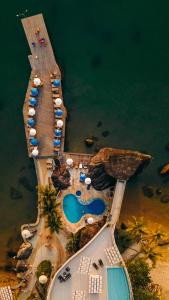 伊利亚贝拉梅塞德斯酒店的享有带遮阳伞和游泳池的码头的空中景致