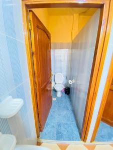 依索安Sea Surf House Imsouane的一间带卫生间和水槽的小浴室