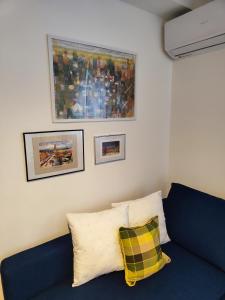贝尔格莱德Apartment Smokva的客房内的蓝色沙发,配有黄色枕头