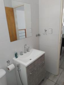 内乌肯Aires de la costa Renovado的白色的浴室设有水槽和镜子