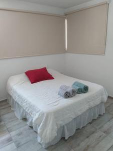 内乌肯Aires de la costa Renovado的一张白色的床,上面有两条毛巾
