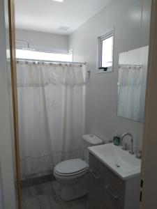 内乌肯Aires de la costa Renovado的白色的浴室设有卫生间和水槽。
