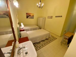 加的斯西班牙膳食公寓的酒店客房设有两张床和盥洗盆