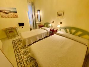 加的斯西班牙膳食公寓的酒店客房带两张床和一间浴室