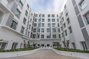 卡萨布兰卡Superbe appart cosy au centre de Casa+Free Parking的一座带庭院的大型白色建筑