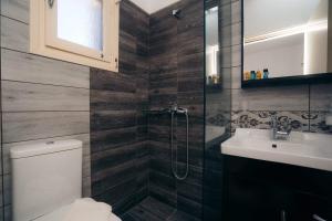阿波罗尼亚Oniropagida的浴室配有卫生间、盥洗盆和淋浴。
