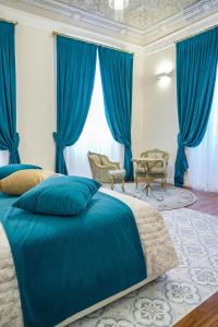 卡利亚里Rosetta Burger Queen的蓝色的卧室,配有床和蓝色窗帘