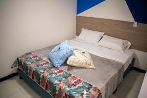 波哥大Hotel Santo Tomas Bogota的一张床上有两个枕头的房间