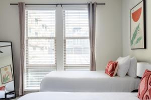 达拉斯Kasa Greenville Dallas的一间卧室设有两张床和大窗户