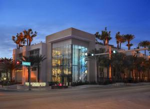 迈阿密海滩冲浪道西海滩格兰德酒店的一座棕榈树环绕的大建筑
