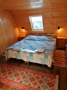 兰卡Cabana Rânca的小木屋内一间卧室,配有一张床