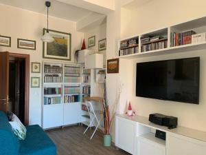 蒙特堡Appartamenti Raggio di Sole的客厅设有壁挂式平面电视。