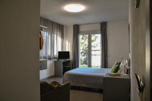 皮索涅Tramonti e Lago的酒店客房设有床和窗户。