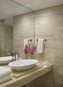 迈阿密海滩冲浪道西海滩格兰德酒店的浴室设有大型白色水槽和镜子