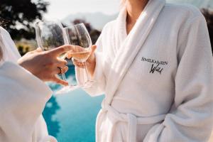 CawstonSimilkameen Wild Resort & Winery Retreat的两个人手持酒杯