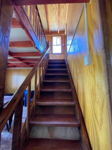 科伊艾科Cabaña la percha的房屋的楼梯,设有木墙和木地板