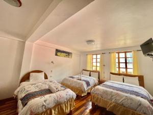 奥兰太坦波茵提塔波酒店的一间卧室设有两张床和两个窗户。