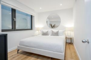 伦敦Luxury Central Mayfair Townhouse with AC 3BR 3BA的白色的卧室配有白色的床和镜子