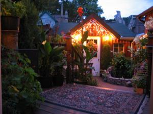 多伦多A Seaton Dream的夜晚有灯光的前院房子