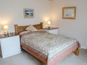 瑟索Keith House的一间卧室配有一张带2个床头柜和2盏灯的床。