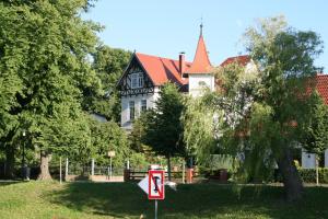 普劳西Villa Seeschwalbe Plau的前面没有停车标志的房子