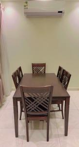 吉达Ghima Jeddah的餐桌、椅子和风扇