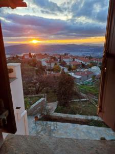 波尔塔里亚Petrichor houses的从日落的窗口欣赏美景