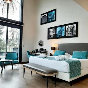 DéolsRelais Saint Jacques - Châteauroux的一间卧室配有两张床和一张桌子及椅子