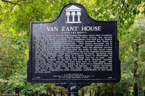 杰克逊维尔The Van Zant House的公园里一辆面包车的房屋标志