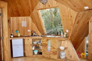 拉恩塞纳达Lemunantu Domo Solar的小木屋内的厨房,配有水槽和窗户