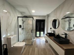 科尔多瓦La Mini Casa的带淋浴、卫生间和盥洗盆的浴室