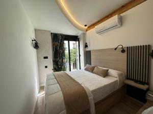 科尔多瓦La Mini Casa的一间带床的卧室,位于带窗户的房间内