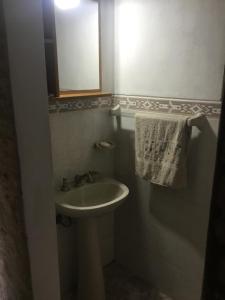 拉帕洛马La Rosada的一间带水槽、镜子和毛巾的浴室