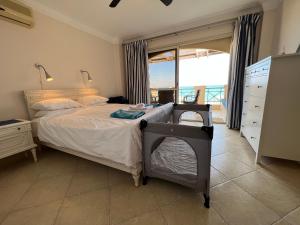 艾因苏赫纳Amazing Beachfront townhouse chalet Ain Sokhna LaVista 1的一间卧室设有一张床,享有海景