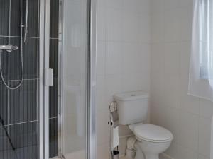 BargrennanWee Cordorcan - Uk5890的白色的浴室设有卫生间和淋浴。