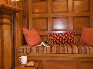 ElizabethtownAdirondack Mountain View Retreat的客房内的沙发上配有枕头