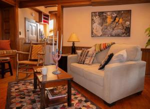 ElizabethtownAdirondack Mountain View Retreat的客厅配有沙发和桌子