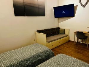拉拉古纳Dakota’s house的客房设有两张床和一台墙上的电视。