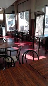 罗萨里奥Alojamiento Avellaneda的用餐室设有桌椅和窗户。