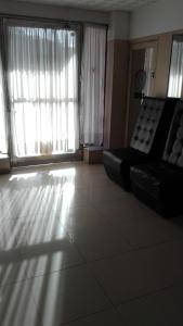 罗萨里奥Alojamiento Avellaneda的带沙发和大窗户的客厅
