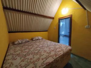 蒂安瓜Cabana King BioReserva Park的一间卧室设有一张床和一个窗口