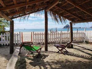 马萨特兰Casa a pie de playa isla de la piedra的沙滩上的两把沙滩椅