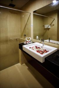 关丹青杨酒店的一间浴室