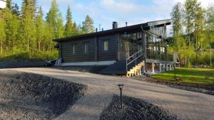 VaajakoskiHoliday home Korpraali by Päijänne-lake的路上有很多窗户的房子