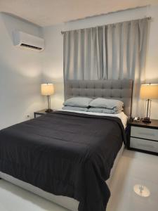 圣胡安San Juan Home的一间卧室配有一张大床和两盏灯