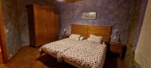 莱昂La Senra的一间卧室配有一张床和紫色的墙壁