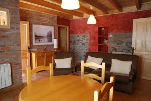 莱昂La Senra的客厅配有木桌和椅子